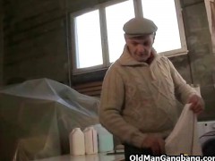 Junger Mann vögelt seine Freundin mit einem alten Knacker zusammen #2