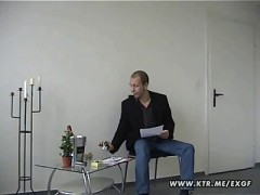 Versaute Schlampe lässt es mit eineem Stecher fett krachen #1