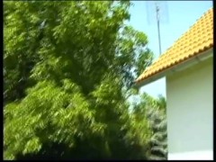 Dünne Blondine treibt es mit ihrem Nachbarn im Garten #2