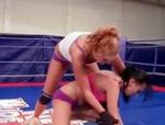 Brünette gegen Blondine beim sexy Weiber Fight