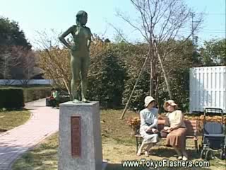 Japanische versaute Schlampe in Statue verwandelt #4