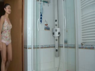 Exotische Teenie rubbelt ihr Knopf im Dusche #2