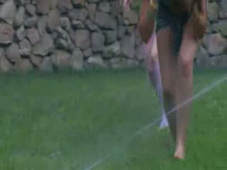 Geile russische Girls betreiben Wassersport in ihrem Garten #11