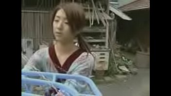 Junge japanische Hausfrau wird zum Sex gezwungen #1