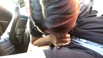 Latina bläst ihn im Auto und schluckt sein Sperma #1