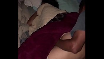 Meine Frau schläft und meine Freundin leckt sie #4