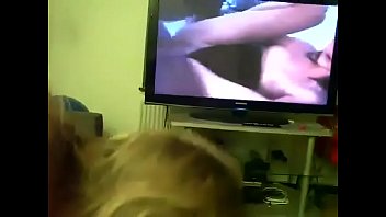 Mutti bläst ihren Sohn, während er Pornos schaut #1