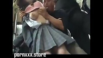 Japanisches Schulmädchen fickt in einem Bus #7